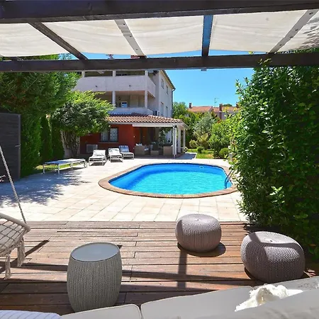 Mit Privatpool Fuer 8 Personen Ca 135 Qm In Pula, Istrien Istrische Riviera *